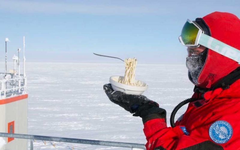 Não é fácil preparar comida na Antártida e estas fotos revelam isso