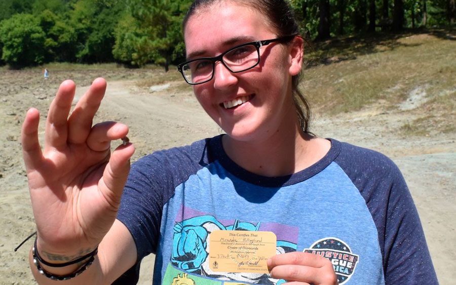 Após ver vídeo no Youtube, mulher acha diamante de 3,72 quilates