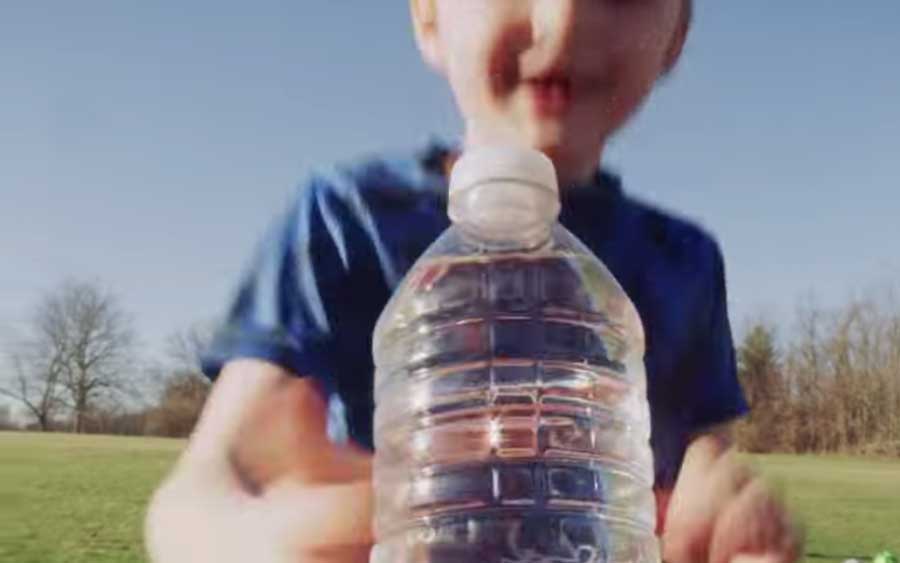 Ford transforma garrafas plásticas em tapetes e ajuda a reciclar mais de 1 bilhão de pets