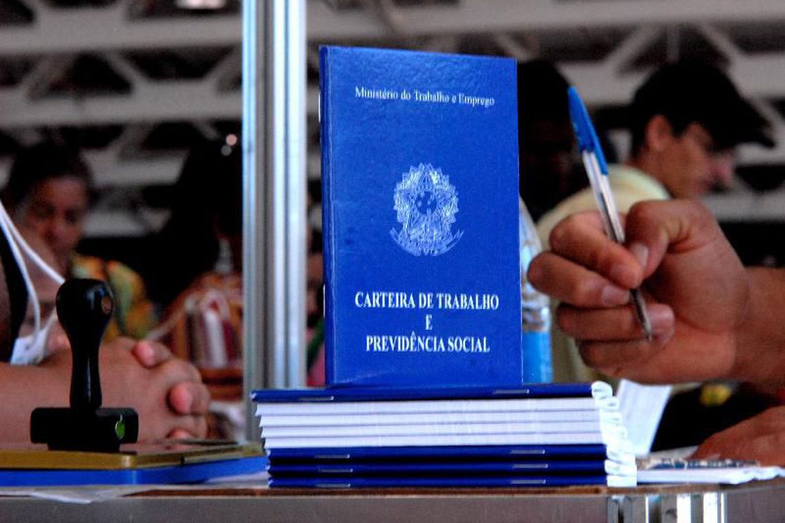 Carteira de Trabalho (foto: Marcello Casal/Agência Brasil)