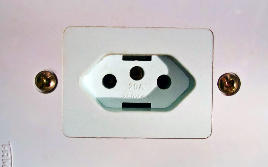 A grande reviravolta da tomada de três pinos como padrão brasileiro