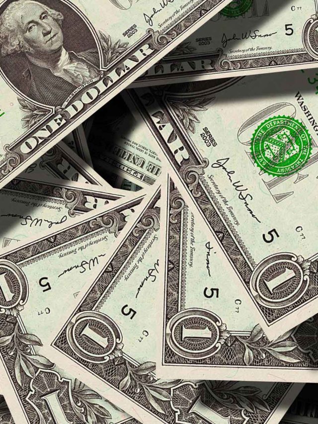 Cotação dólar hoje: moeda começa semana em queda