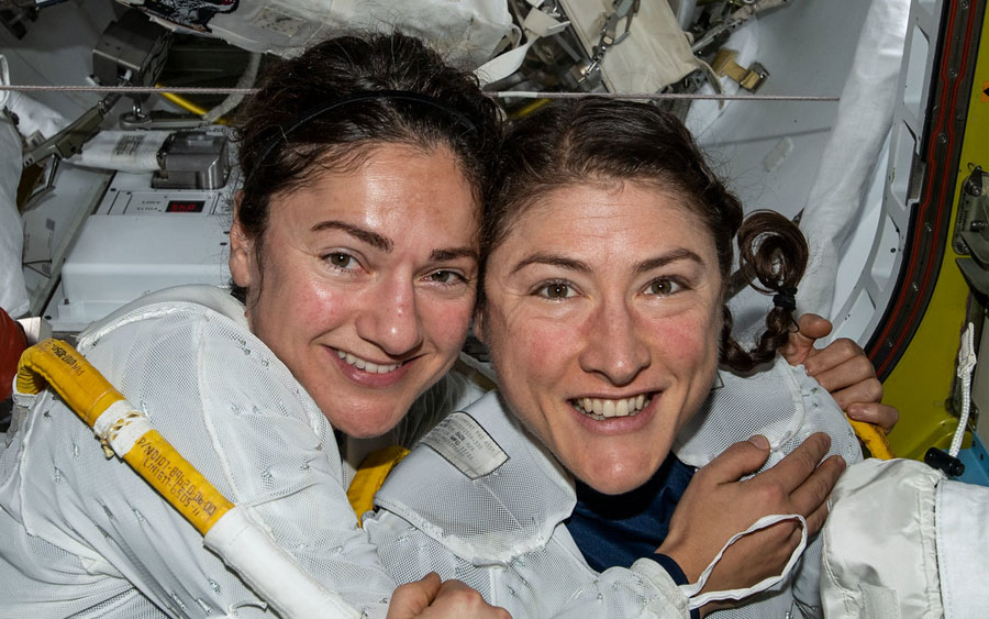 Já é história: aconteceu a primeira caminhada 100% feminina no espaço