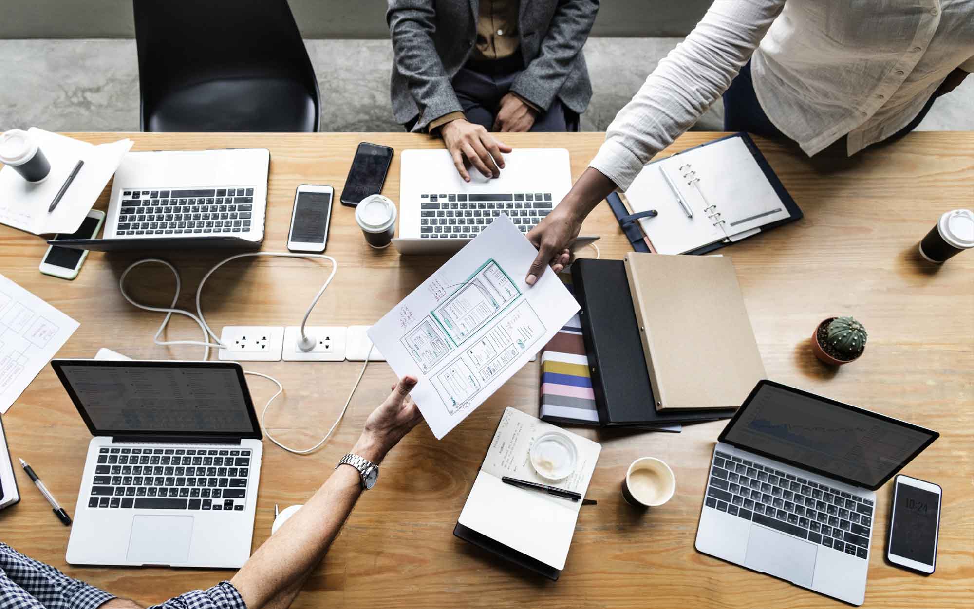 Quem tem poder no ambiente de trabalho, talvez um CEO ou um tipo de líder sênior, vai sentir um desconforto com o poder sendo desafiado