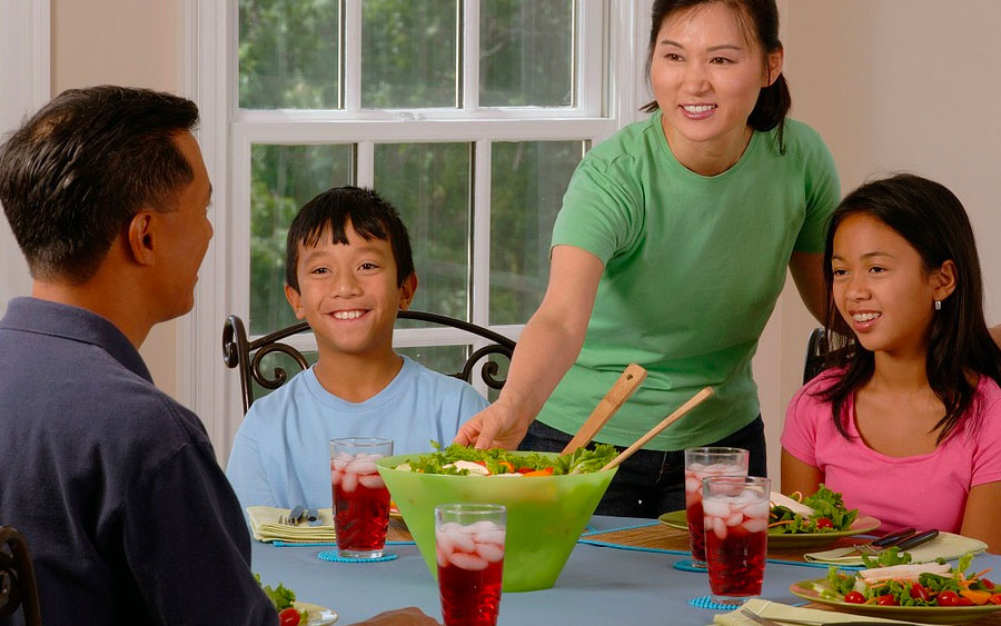 Como ensinar política usando o jantar em família