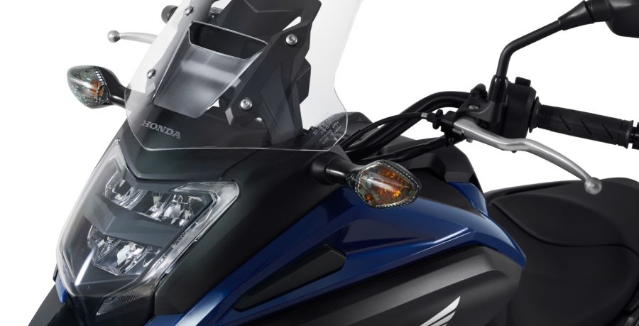 O para-brisa aumenta a proteção contra o vento, poeira e chuva