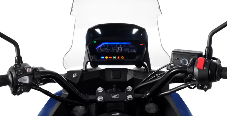 O painel de instrumentos agora conta com a nova função ECO, que além de auxiliar o piloto a reduzir o consumo do combustível, possibilita a personalização das cores emitidas. O painel também está com um LCD maior que melhora a visualização das informações da moto.