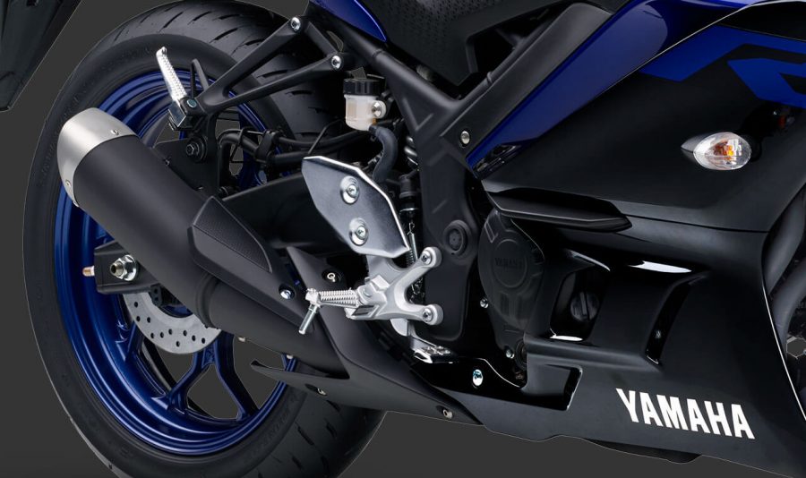 O escapamento arrojado e compacto conta com câmara de expansão para reduzir ruídos e melhorar a performance. Sua ponteira posicionada junto ao centro do chassi favorece a centralização da massa para uma pilotagem esportiva com estabilidade