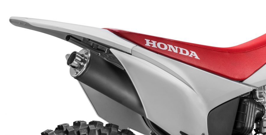 Com suspensão traseira do tipo Pro-Link, ela oferece progressividade e mantém o pneu em contato permanente com o solo.