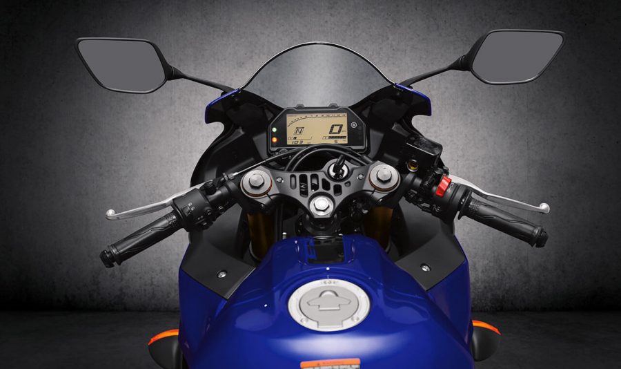 A posição de pilotagem da Nova R3 foi atualizada, pensando na esportividade e no conforto durante o uso na cidade ou nas pistas. 