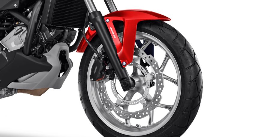 Os freios ABS evitam o travamento das rodas em frenagens mais bruscas, proporcionando maior segurança e equilíbrio ao piloto.