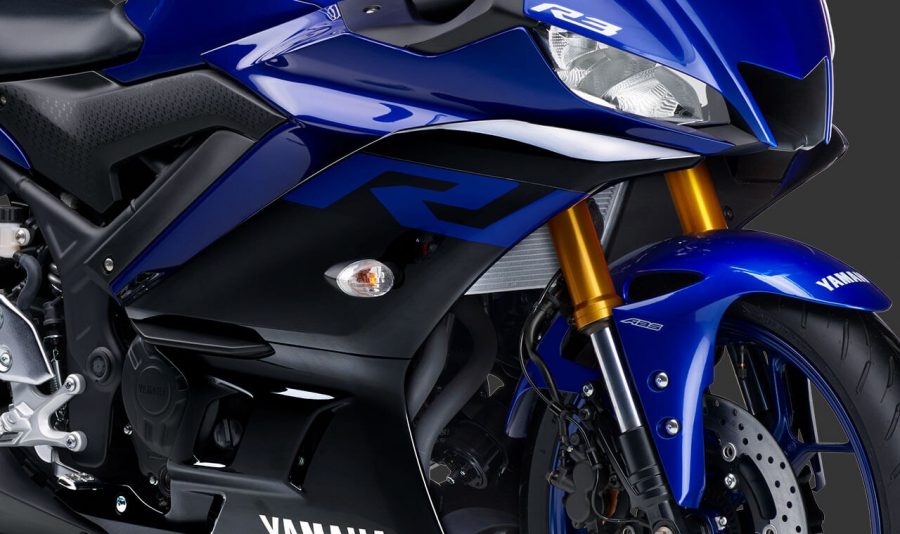 Único modelo da categoria que possui suspensão dianteira invertida, capaz de oferecer maior controle e estabilidade na pilotagem, sendo mais leve na área próxima ao eixo da roda e mais resistente na região da mesa, proporcionando maior rigidez ao conjunto em razão da maior área de contato com a mesa. Na parte inferior, o peso menor que se move com a roda, permite melhor absorção de impactos, menor esforço e ainda mais agilidade e esportividade. Perfeita para os pilotos que adoram curvas! Na traseira a suspensão utiliza o sistema Monocross, com balança assimétrica em aço, amortecedor único com sete regulagens na pré-carga da mola e curso 125 mm