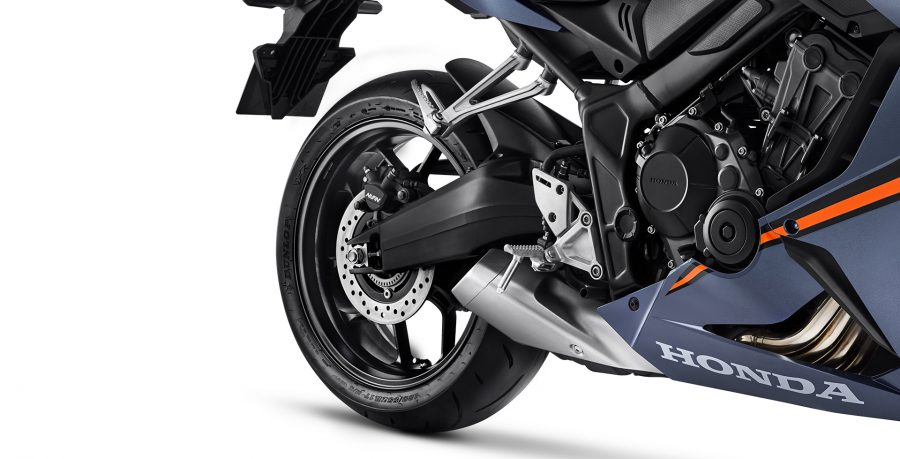 A CBR 650R possui suspensão invertida do tipo Separate Function Front Fork (SFF) e amortecedor com estrutura Big Piston Front Fork (BPF). Além de firmeza e respostas mais precisas, você tem mais estabilidade durante a pilotagem.