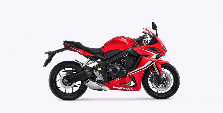 O painel multicolor da CBR 650R permite visualizar o ponto ideal de troca de marchas a partir dos modos de cores do painel, facilitando a checagem de informações pelo piloto e melhorando a performance com trocas mais precisas.