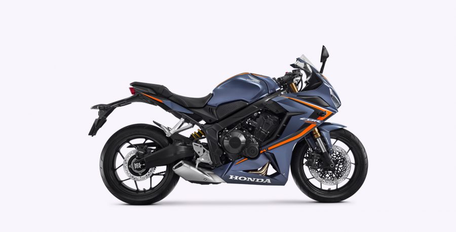 A CBR 650R traz um quadro 4kg mais leve do que o utilizado em modelos anteriores, proporcionando maior agilidade e maior performance ao pilotar.