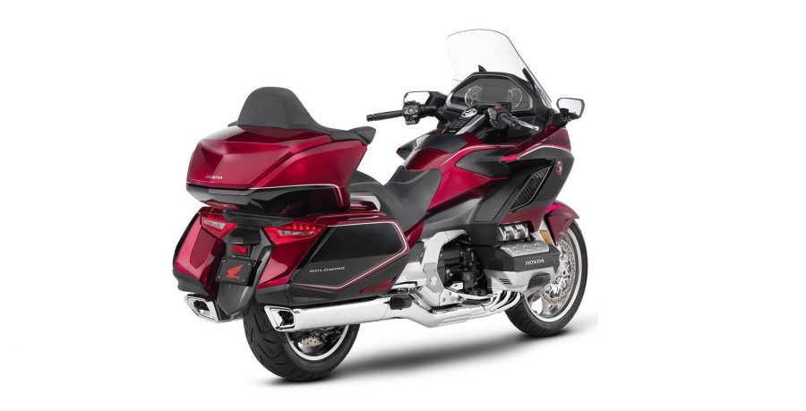 A aerodinâmica da GL 1800 Gold Wing Tour foi repensada e aprimorada para garantir maior eficiência na relação peso-potência. Além disso, o novo formato do motor permite que o motociclista se posicione mais à frente do chassi, proporcionando a sensação de uma pilotagem mais prazerosa.