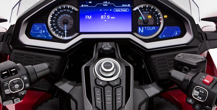 Toda tecnologia e conforto ao seu alcance: o painel de LED traz informações completas sobre a motocicleta, como pressão dos pneus (TPMS), indicador de marcha, aquecimento da manopla e cruise control, entre outras.