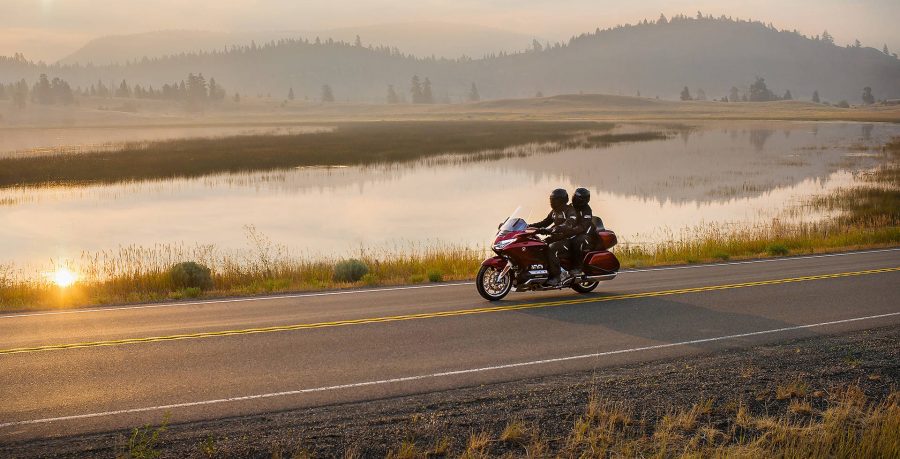 O novo sistema de admissão permite respostas mais rápidas e precisas, além da economia de até 20% de combustível. A GL 1800 Gold Wing Tour ficou ainda mais leve e fácil de pilotar, com um tanque de combustível menor e a mesma autonomia.