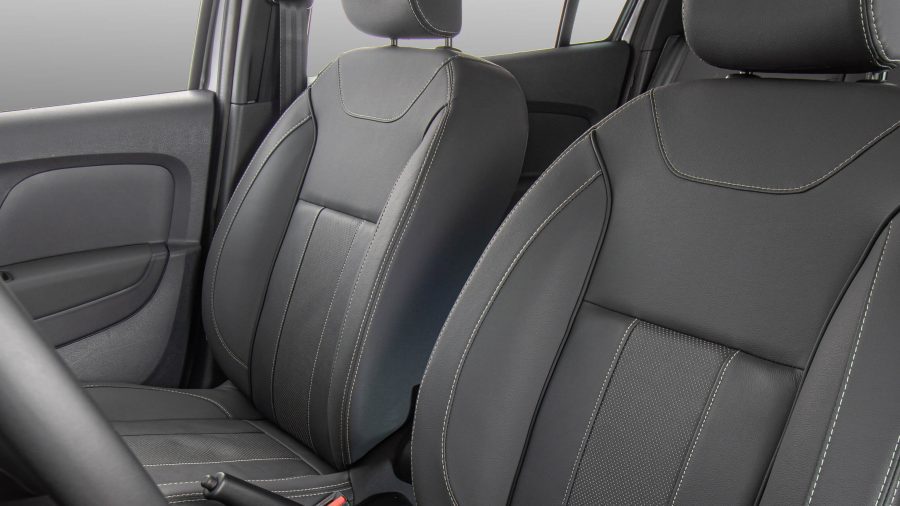 Acabamento interno, banco de couro e teto escurecido