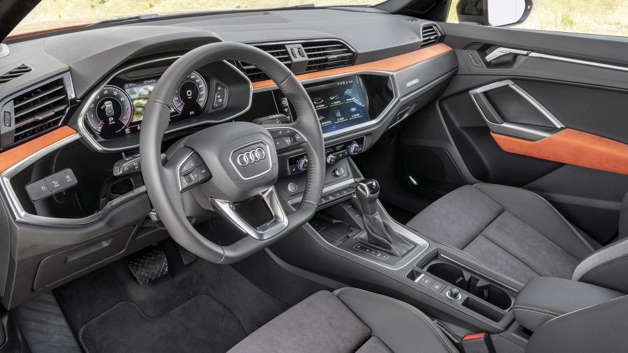 O interior do novo Audi Q3 dá continuidade ao exterior do modelo. O painel, por exemplo, traz o desenho octogonal da grade Singleframe com seu visual na cor preta. O modelo também conta com controle por voz que compreende a linguagem cotidiana, Virtual Cockpit*, novo conceito do MMI com display de 8,8” sensível ao toque, quadro de instrumentos digital com uma tela de 10,25”. Todos os displays, botões e controles estão ergonomicamente localizados. No escuro, o pacote de iluminação ambiente estabelece pontos de luminosidade no console central e nas portas. Ele pode ser configurado em 30 opções de cores e ilumina o compartimento embaixo do painel de instrumentos. Um modelo totalmente orientado ao motorista.