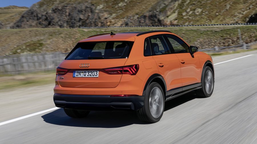 O novo Audi Q3 está muito mais esportivo do que seu antecessor. A grade Singleframe em novo desenho octogonal caracteriza a frente renovada. Os faróis em Full LED são estreitos e possuem um formato exclusivo. Já a linha de ombro fornece uma impressão atlética, mais robusta sobre os arcos das rodas. Mais força e presença em seus caminhos.