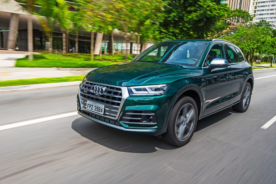 O motor 3.0 V6 TFSI do SQ5 tem potência de 354 cv. A aceleração de 0 a 100 km/h é cumprida em 5,4 segundos e a velocidade máxima é de 250 km/h, controlada eletronicamente. Sua transmissão Tiptronic de oito velocidades proporciona trocas mais suaves, transmitindo ainda mais potência.