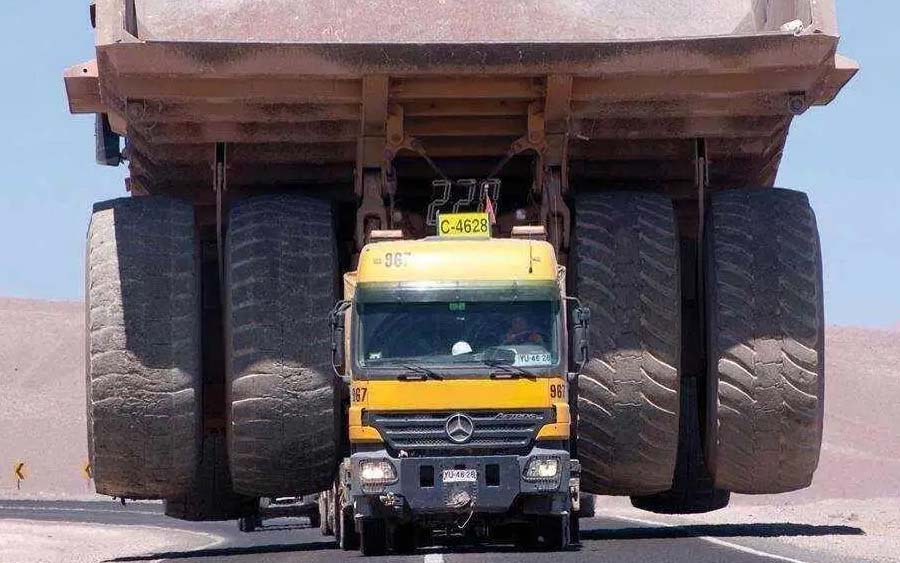 Conheça o caminhão da Mercedes usado para carregar os gigantes de 623 toneladas