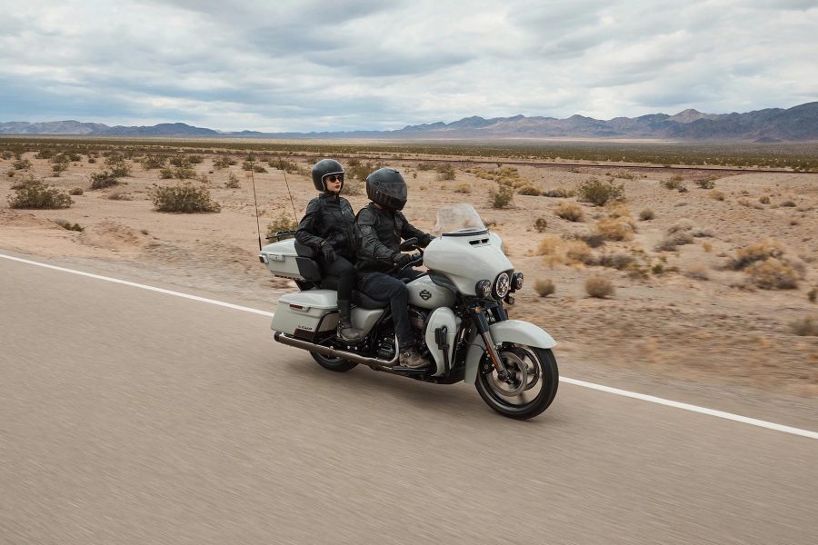 Uma experiência de interface avançada que oferece funcionalidade, sensação e visual contemporâneos com durabilidade e características excepcionais desenvolvidas especificamente para o motociclismo. Cada elemento foi otimizado para aumentar a interação entre o motociclista e a motocicleta e a conectividade com o mundo.