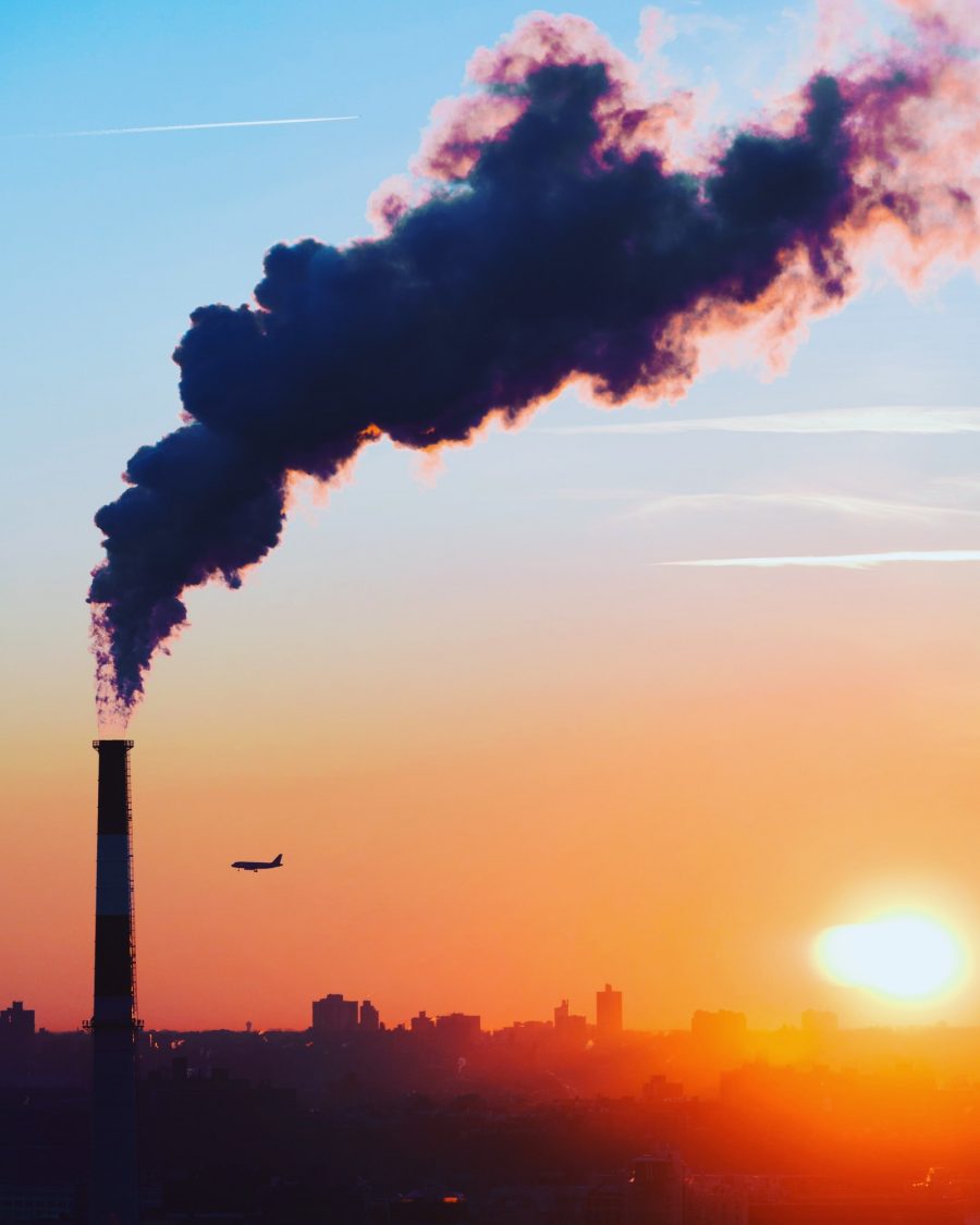 Segundo pesquisas e estudos, o maior vilão em relação à poluição é a queima de combustíveis fosseis