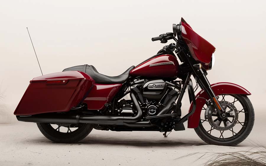 A nova Street Glide Special da Harley Davidson chama a atenção com seu visual bagger hot rod