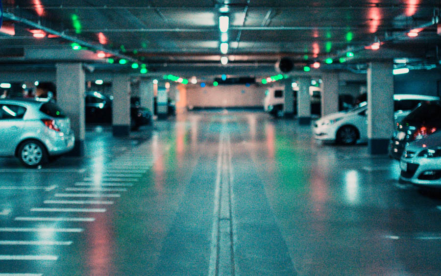 Carros podem ser multados em locais privados?