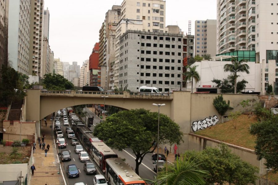 Ao se cadastrar no SNE, o proprietário do veículo passa a ser comunicado eletronicamente acerca das notificações de autuação e penalidade interestaduais, de responsabilidade de órgãos de trânsito optantes pelo Sistema de Notificação Eletrônica. O desconto de até 40% é válido até a data de vencimento da multa, caso o usuário opte por não apresentar defesa prévia, nem recurso, reconhecendo o cometimento da infração, conforme art. 284 e 282-A do Código de Trânsito Brasileiro - CTB. O usuário poderá realizar o cancelamento da adesão do veículo ao SNE a qualquer tempo, voltando a ser comunicado de suas notificações de autuação e penalidades por via postal.