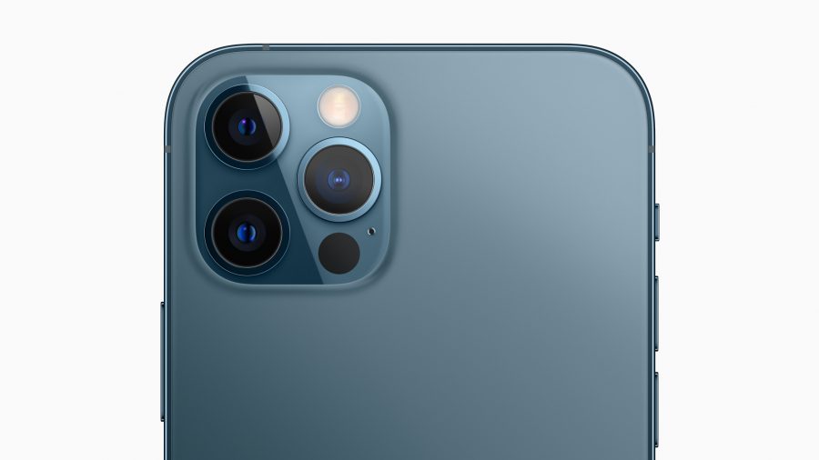 O sistema de câmera Pro dos modelos do iPhone 12 Pro inclui novas câmeras grande-angular para desempenho ainda melhor com pouca luz, uma ampla câmera ultra-angular e uma câmera teleobjetiva para capturar imagens e vídeos de tirar o fôlego.