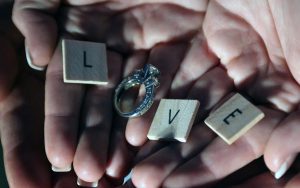 Como escolher o anel de noivado perfeito e simples