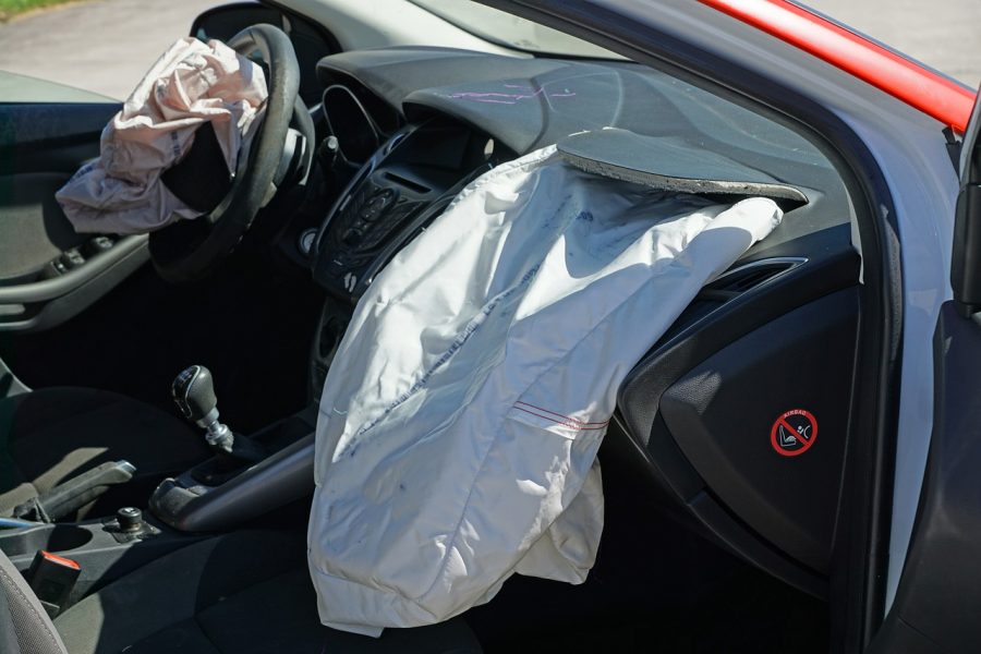 No Brasil os airbags se tornaram obrigatórios em veículos fabricados no país desde 2014. Em carros mais modernos é possível encontrar até 8 airbags de tipos distintos.