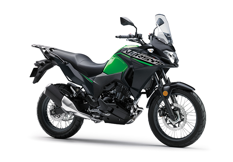 Postura ereta, ampla proteção contra o vento e um conveniente bagageiro traseiro fazem da Versys-X 300 uma motocicleta pronta para qualquer aventura.