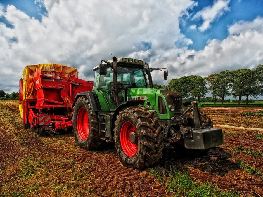 A primeira revolução agrícola teve a sua característica embasada em expansão e descobrimento de terras, vegetações, climas entre outros