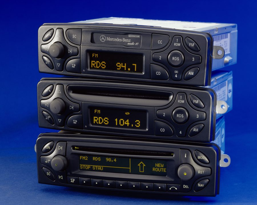 Three devices were available for the 203 model series Mercedes-Benz C-Class – with satellite navigation system, CD player or cassette tape slot