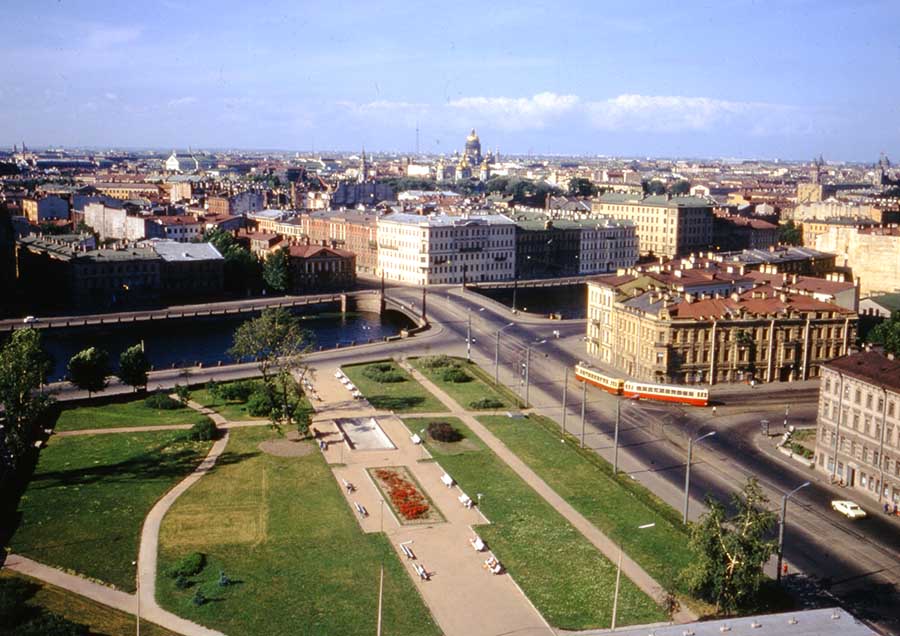 Essas imagens foram tiradas por Thomas T. Hammond durante sua viagem à União Soviética. Esta foto específica apresenta uma vista de São Petersburgo da janela do hotel.