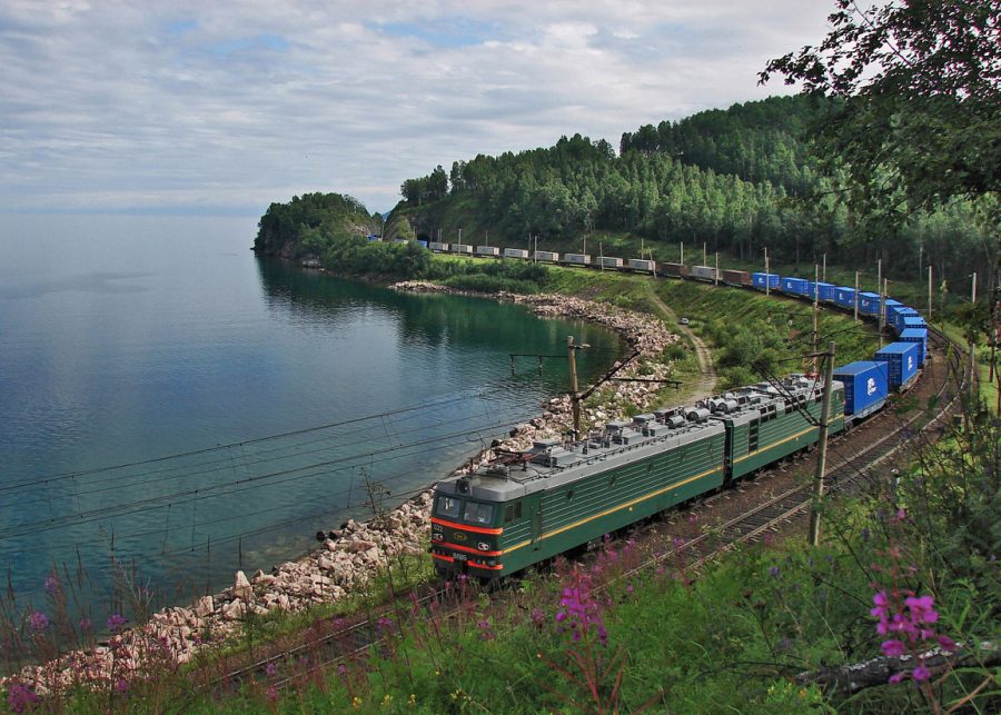 Trecho da Ferrovia Transiberiana, a linha férrea mais extensa do mundo, às margens do Lago Baikal (Sorovas)