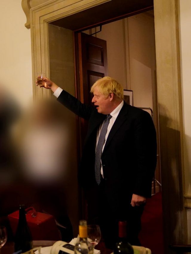 Boris Johnson descabelado renunciou