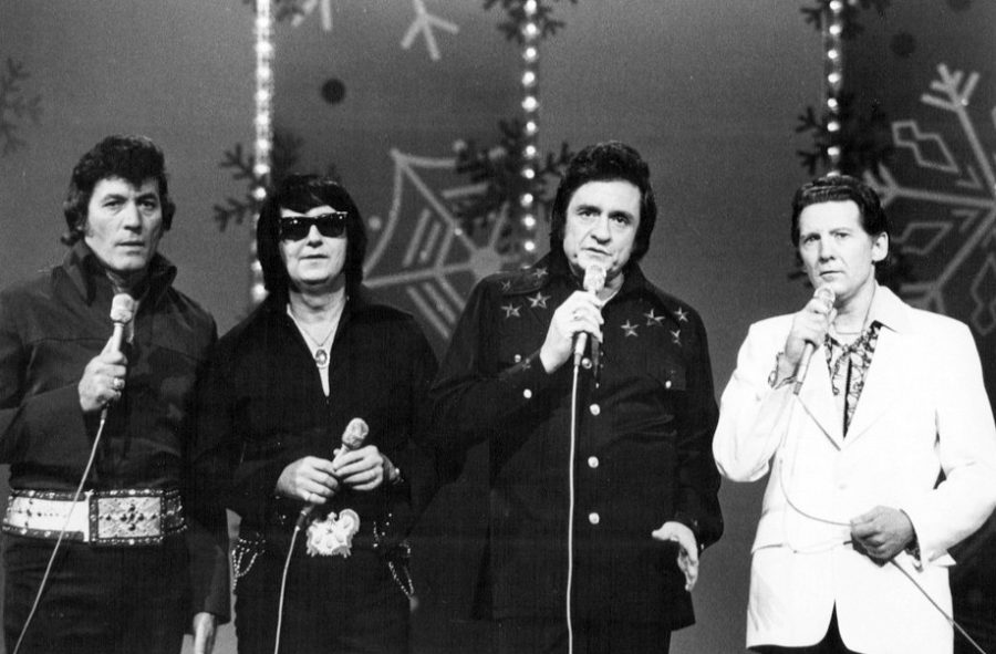 Lewis (o primeiro da direita à esquerda) se apresenta com Carl Perkins, Roy Orbison e Johnny Cash.