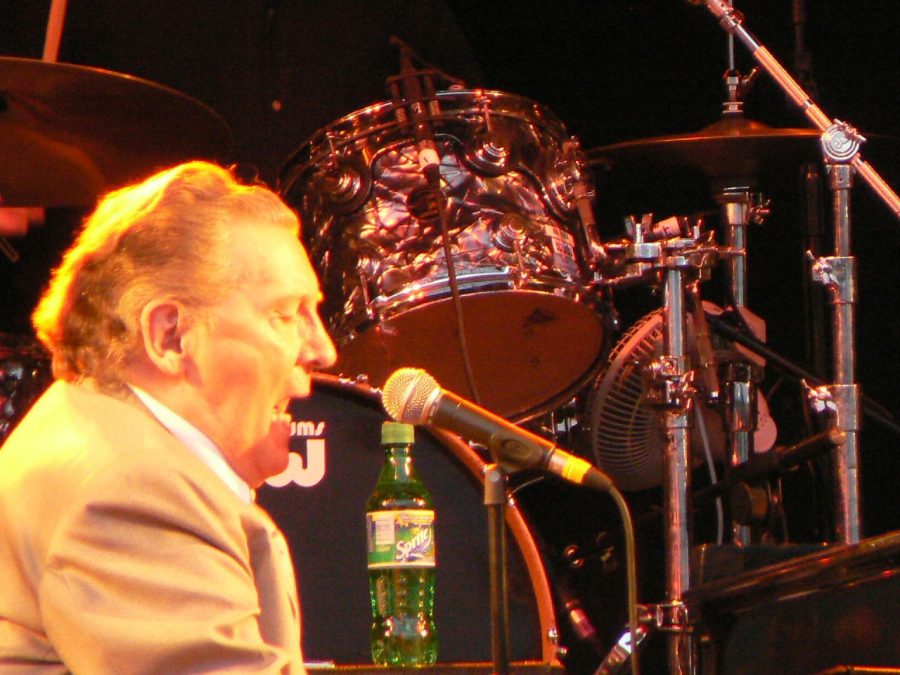Jerry Lee Lewis se apresentando no The Rhythm Festival em Bedford, Inglaterra 2006 (dcaseyphoto / Flickr)