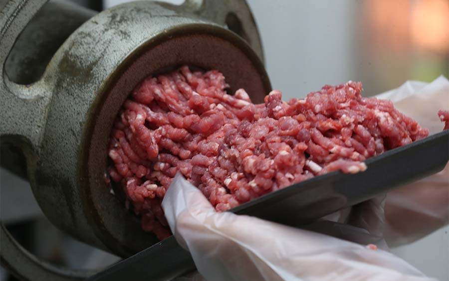 A carne moída deverá ser embalada imediatamente após a moagem, devendo cada pacote do produto ter peso máximo de 1 quilo (Fabio Rodrigues-Pozzebom/Agência Brasil)