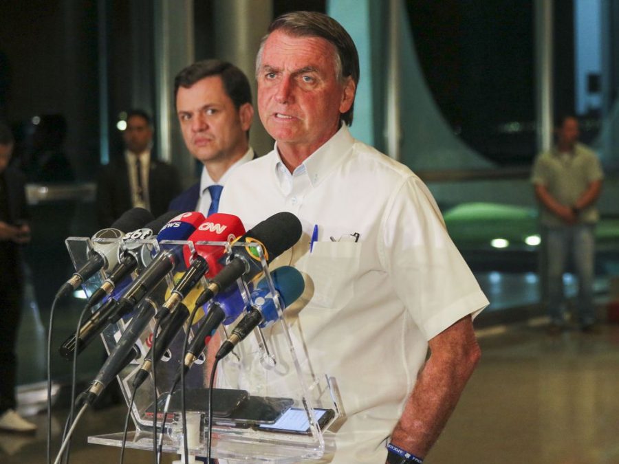 O ministro da Justiça e Segurança Pública, Anderson Torres,e o presidente da República, Jair Bolsonaro, falam à imprensa no Palácio da Alvorada (Foto: Fabio Rodrigues-Pozzebom/ Agência Brasil)