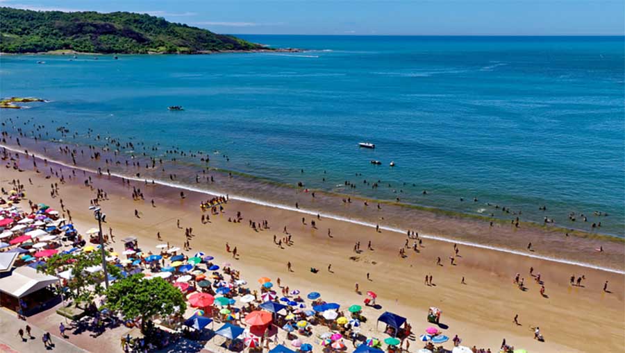 Turistas visitam Praia do Morro em Guarapari no Espírito Santo. Crédito: Marcelo Moryan/MTur