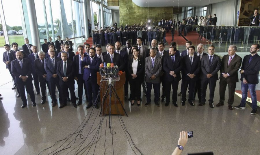 Presidente Jair Bolsonaro, acompanhado de vários ministros, fala com a imprensa no Palácio da Alvorada (Fabio Rodrigues-Pozzebom/ Agência Brasil)