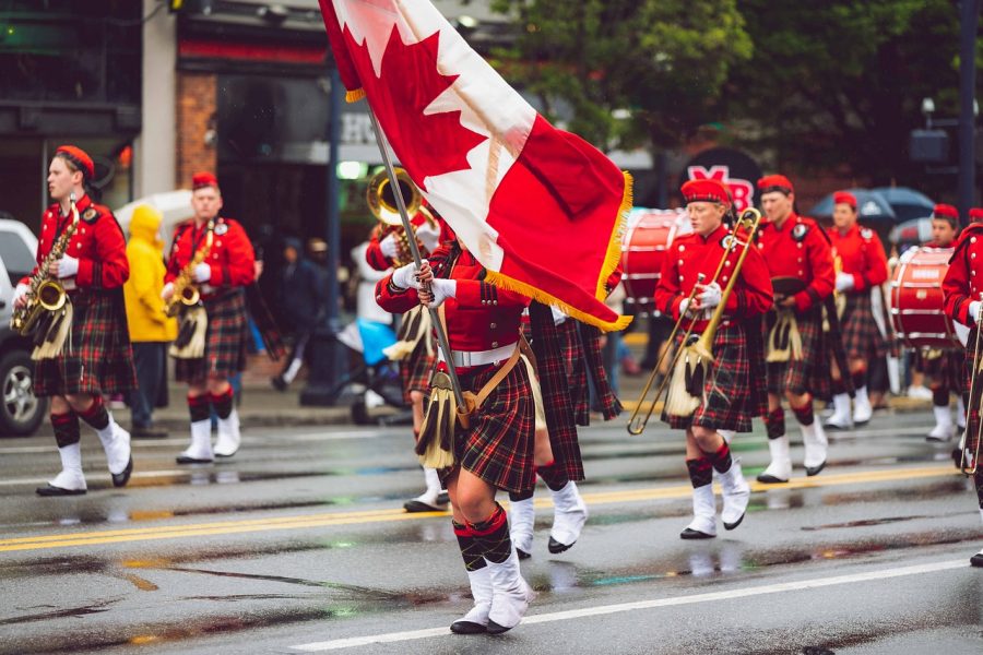 A Bandeira Nacional do Canadá, também conhecida como a Folha de Bordo ou a Folheada, é uma bandeira formada por uma tribanda vermelha nas pontas e branca no centro, no meio da qual está uma folha de bordo estilizada com onze pontas. Ela é a primeira bandeira nacional canadense branco vermelho