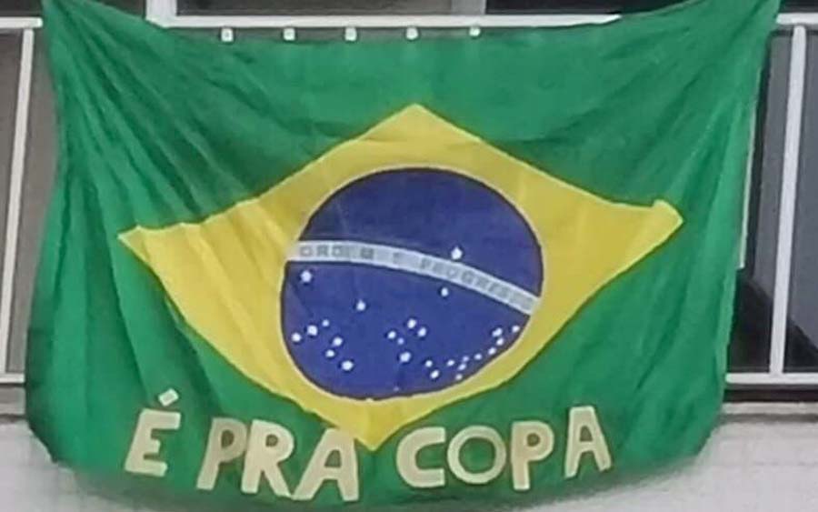 Torcedor deixa claro que bandeira do Brasil é pra Copa e viraliza