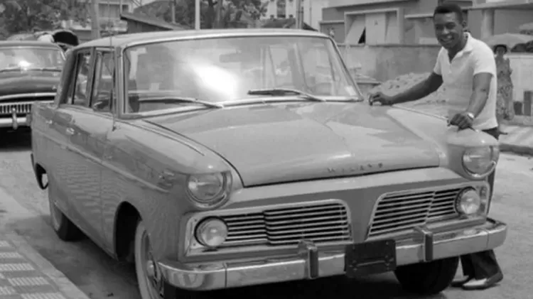 Pelé também teve o primeiro exemplar do sedã de luxo Aero Willys 2.600, prêmio dado pela conquista da segunda Copa do Mundo do Brasil em 1962, no Chile